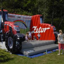 Hüpfburg Traktor Zetor