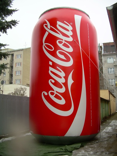 Ilmatäytteiset tölkit Coca-Cola