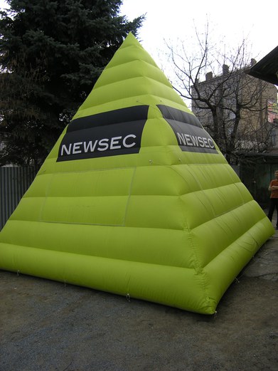 Inflatable pyramid Newsec