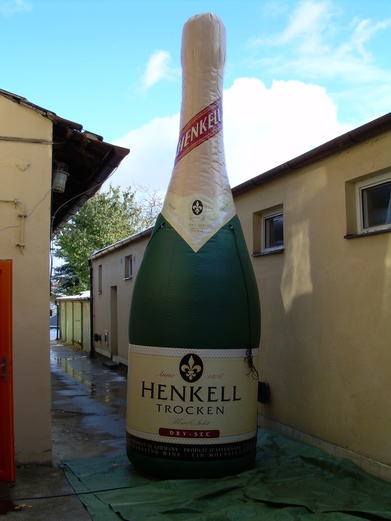 Aufblasbare flasche Henkell